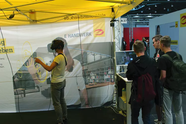 Vernetztes Wohnen virtuell mit VR-Brille im Smart Home unterwegs